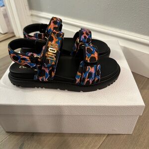 Brand new authentic dad sandals in the prettiest pattern